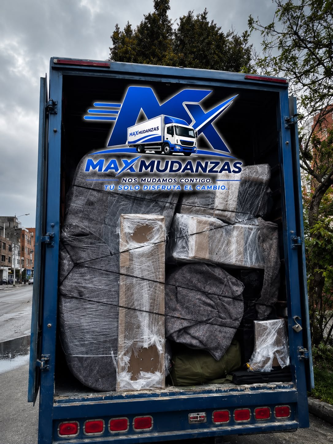 Camión Max Mudanzas cargado